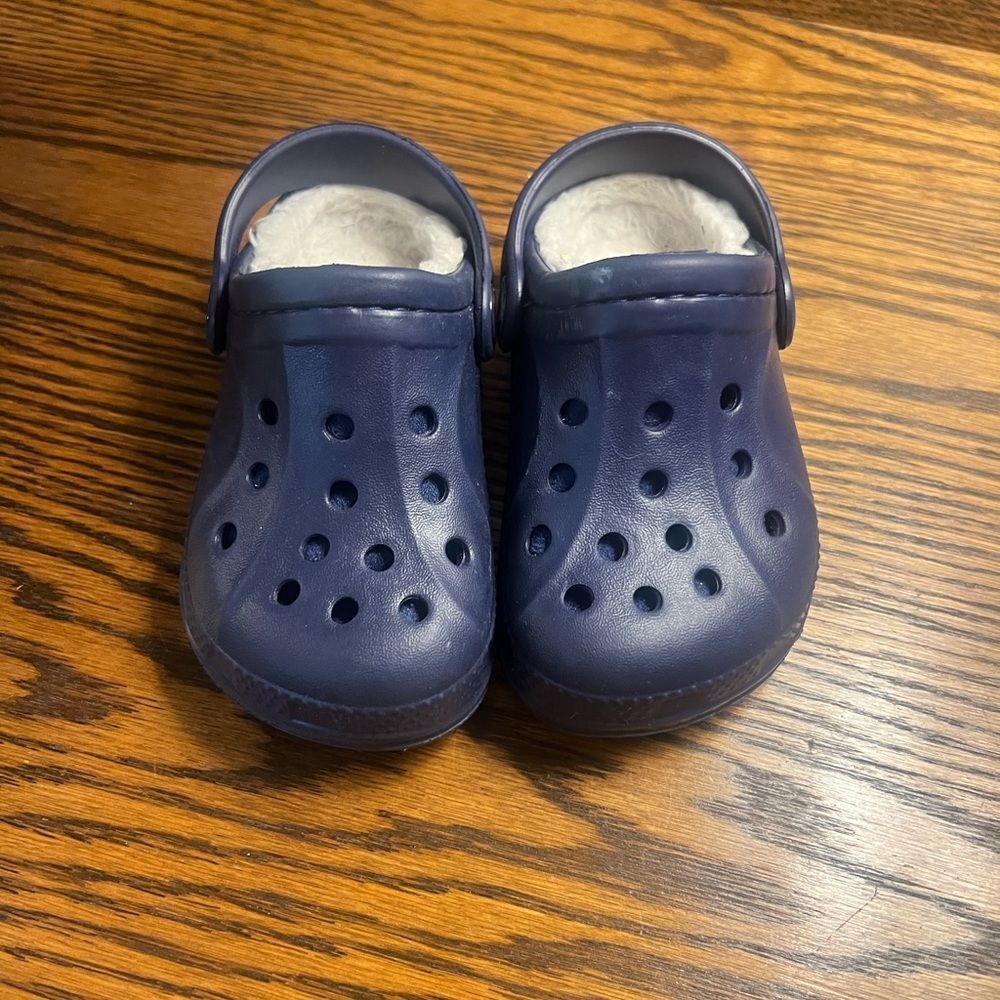 CROCS fir-lined 6/7c EXCELLENT CONDITION‎